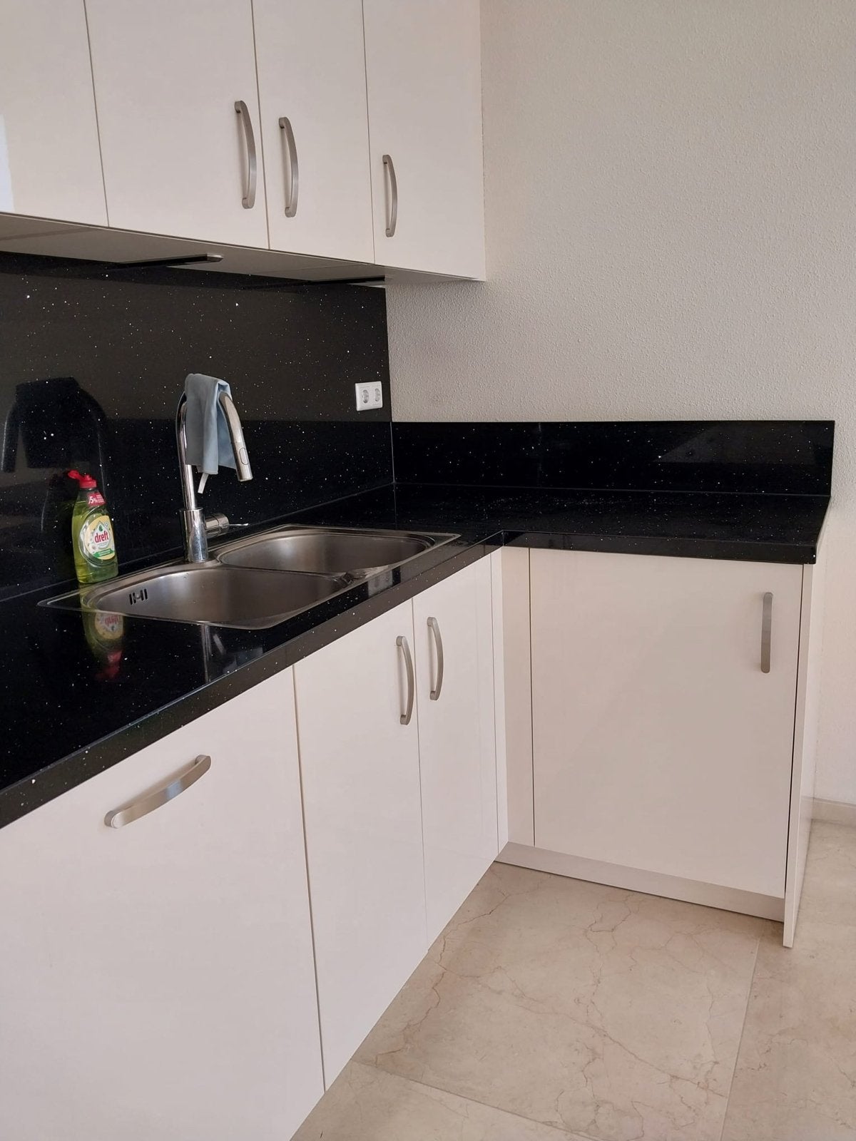 Moderne hoekkeuken met inbouwapparatuur, Huis en Inrichting, Ophalen, Wit, Hoekkeuken, Composiet