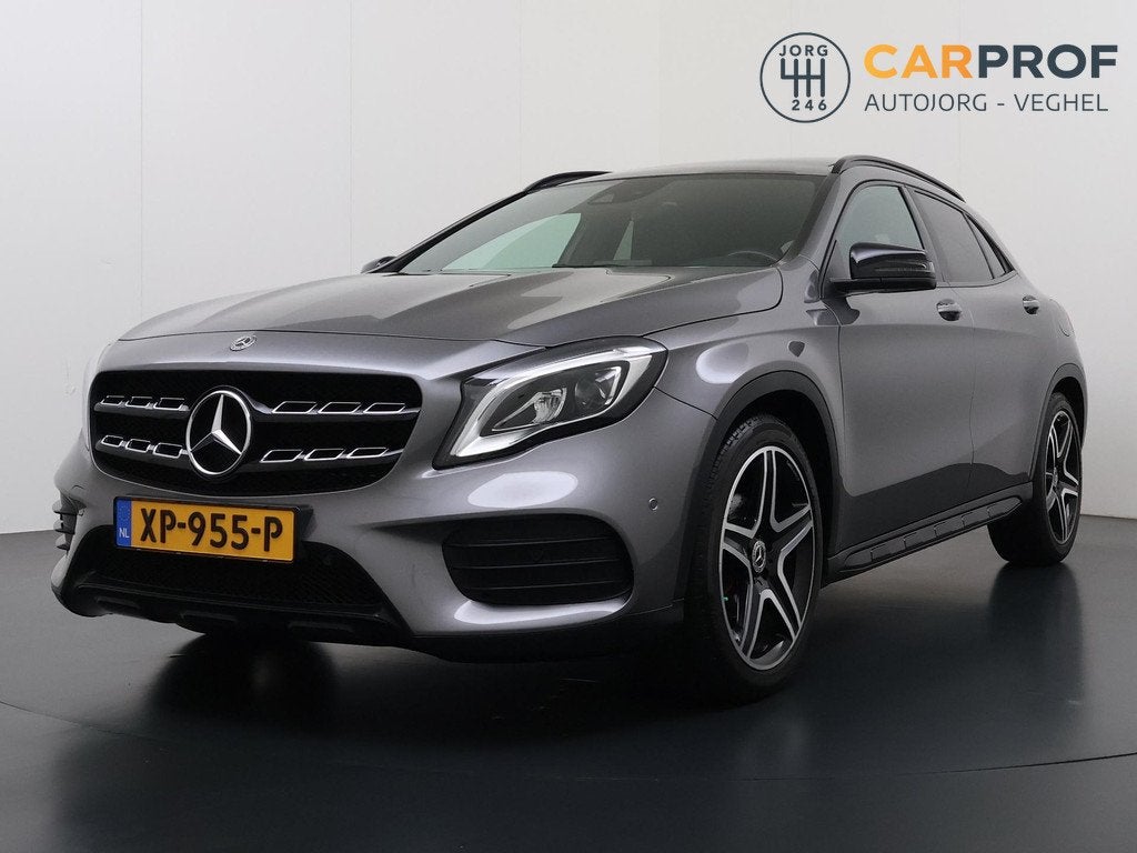 Mercedes-Benz GLA-klasse 180 Business Solution AMG Night Upg, Auto's, Mercedes-Benz, Gebruikt, 4 cilinders, 715 kg, Leder en Stof