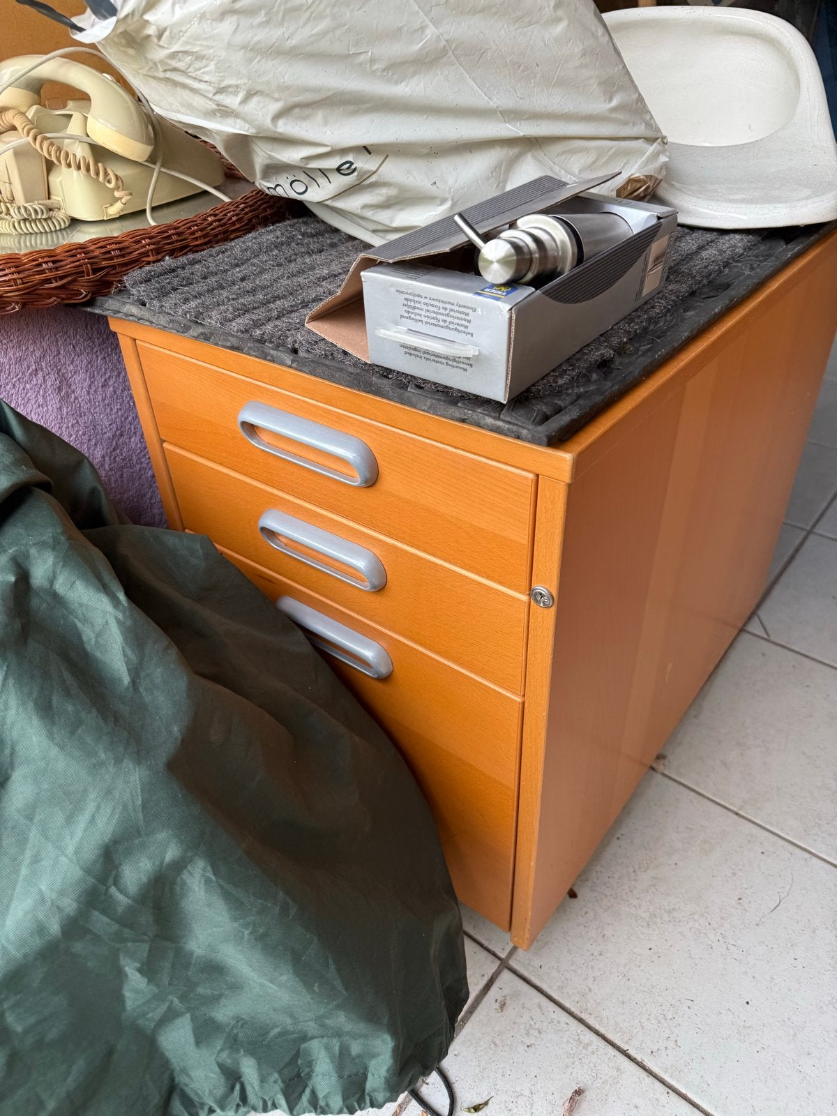 Verrijdbaar houten kastje met 3 lades, Huis en Inrichting, Kasten | Ladekasten, Ophalen of Verzenden, Gebruikt
