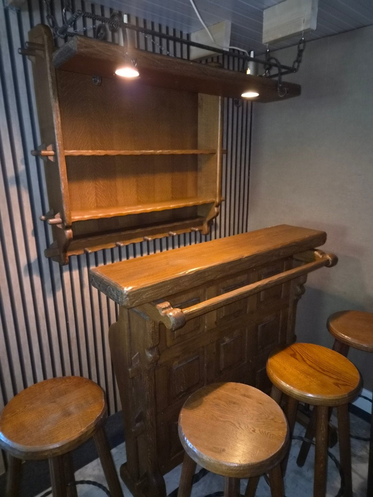 Massief eiken bar met 4 barstoelen en wandrek, Ophalen, Gebruikt, Inclusief barstoelen