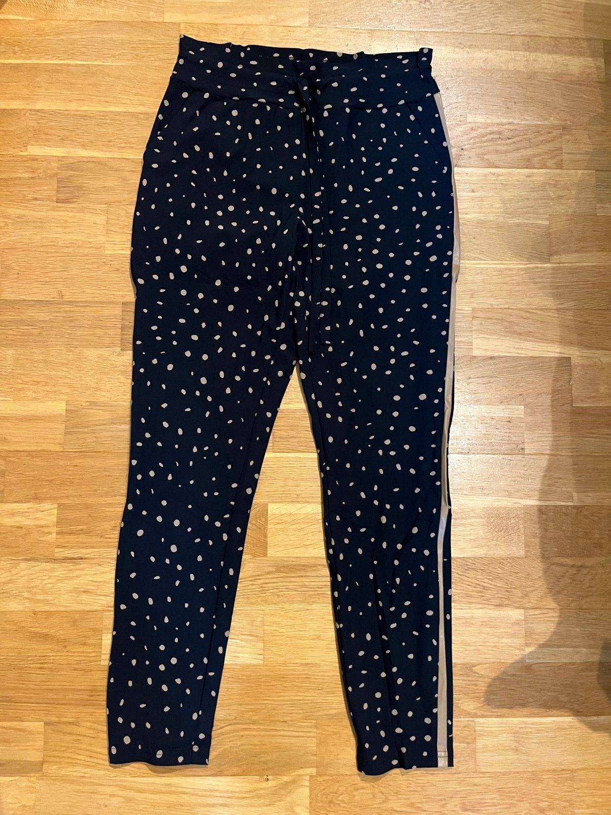Zwarte broek met beige stippen van studio Anneloes maat m, Maat 38/40 (M), Zwart, Ophalen of Verzenden, Zo goed als nieuw