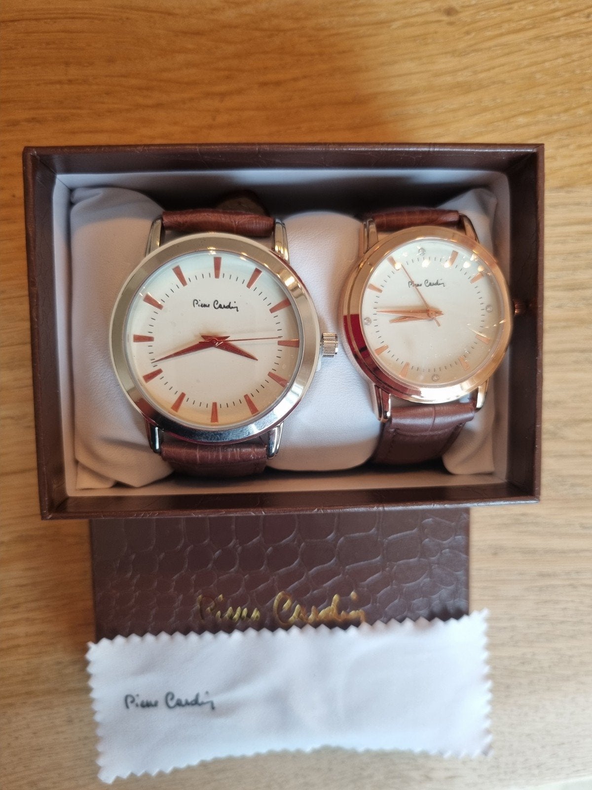 Pierre Cardin Horlogeset - Twee Elegante Polshorloges, Overige merken, Overige materialen, Leer, Polshorloge