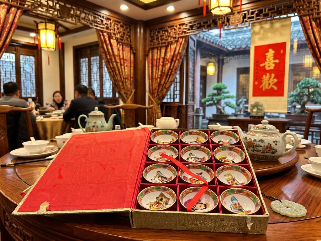 Set van 12 handbeschilderde Chinese sake kopjes in doos, Vacatures, Vacatures | Horeca en Catering, 33 - 40 uur, Overige niveaus