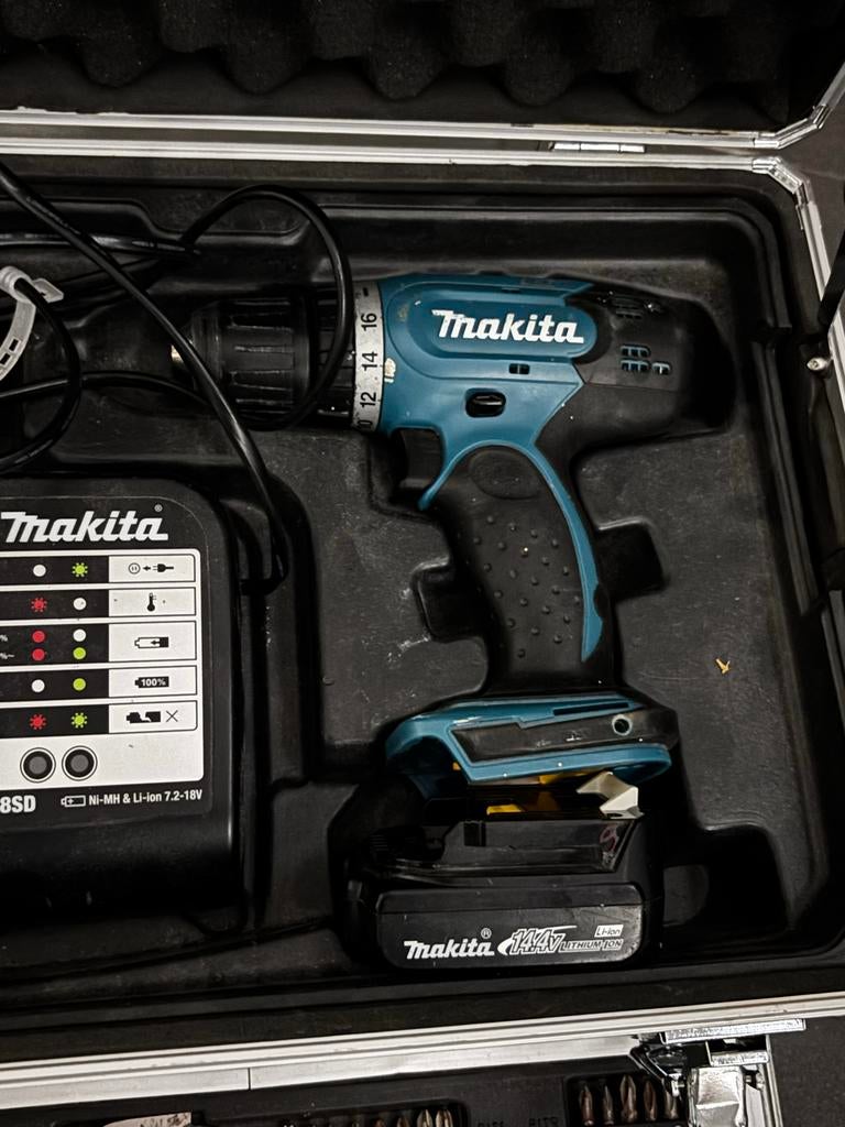 Makita Boor- en Schroefmachine met Accu en Accessoires, Doe-het-zelf en Verbouw, Gereedschap | Boormachines, Gebruikt, Variabele snelheid