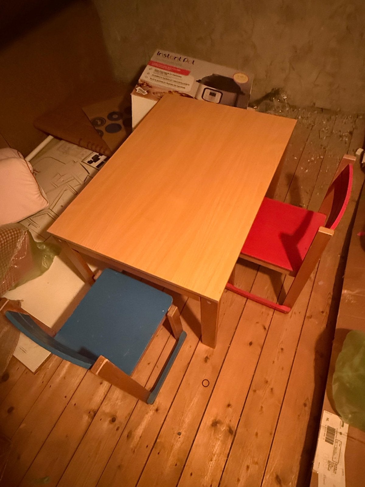 Stevig Houten kindertafel met twee stoelen, Ophalen, Gebruikt, Tafel(s) en Stoel(en)