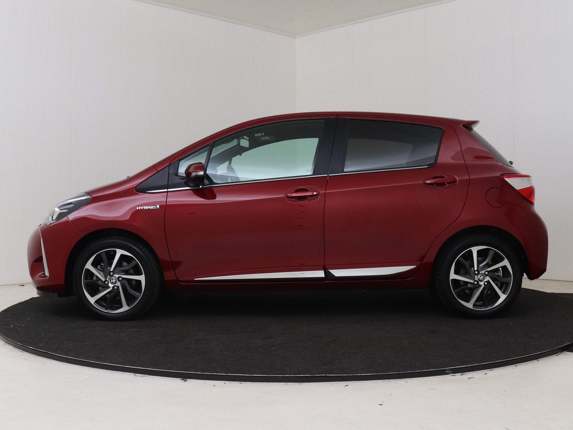 Toyota Yaris 1.5 Hybrid Premium | Dealeronderhouden | Panora, 12 maanden, 1497 cc, Gebruikt, Zwart