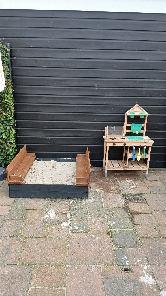 Zandbak met bankjes, Ophalen, Zo goed als nieuw