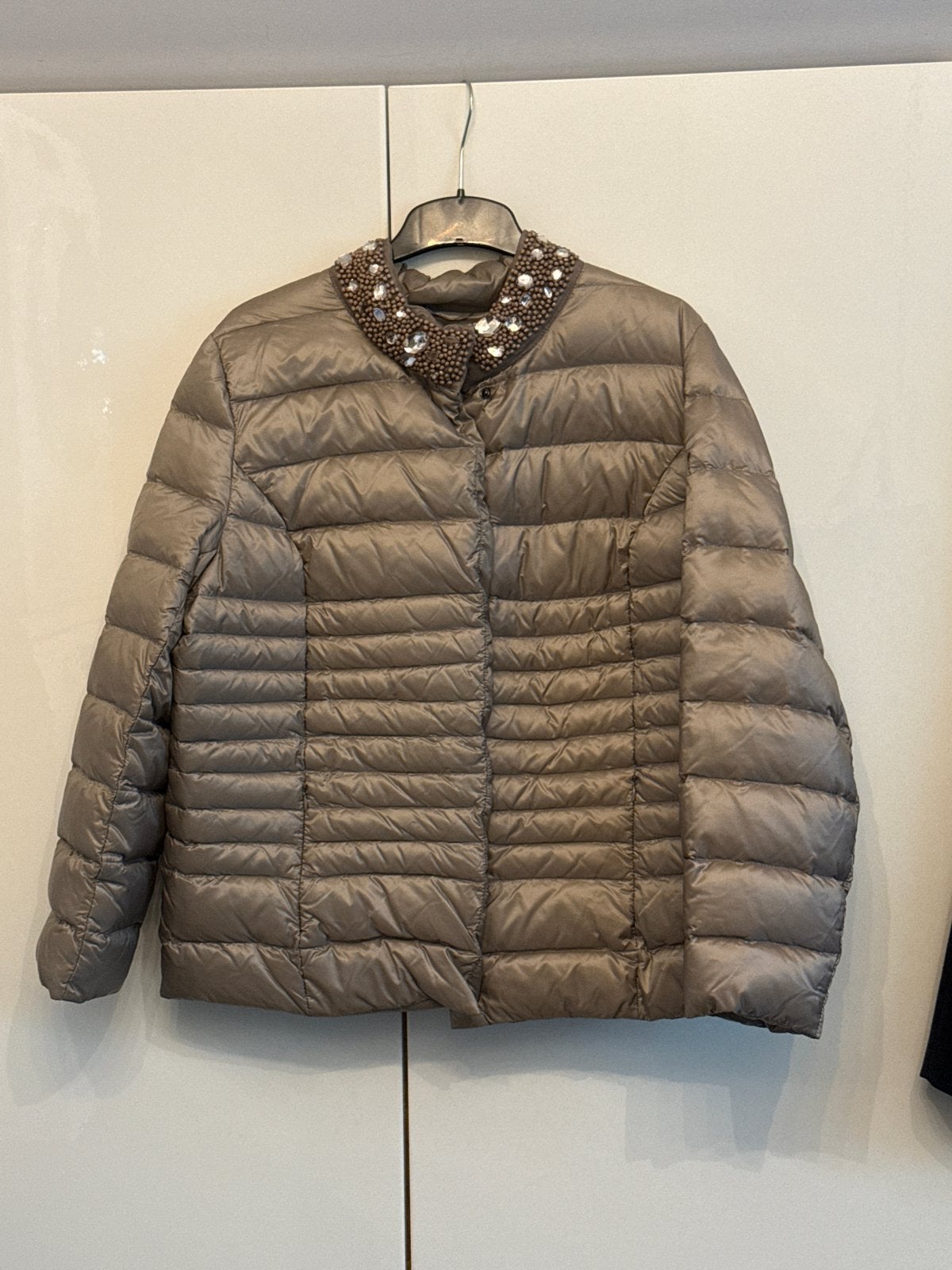 Uta Raasch donsjack met kraagversiering, Ophalen of Verzenden, Zo goed als nieuw, Maat 42/44 (L), Beige