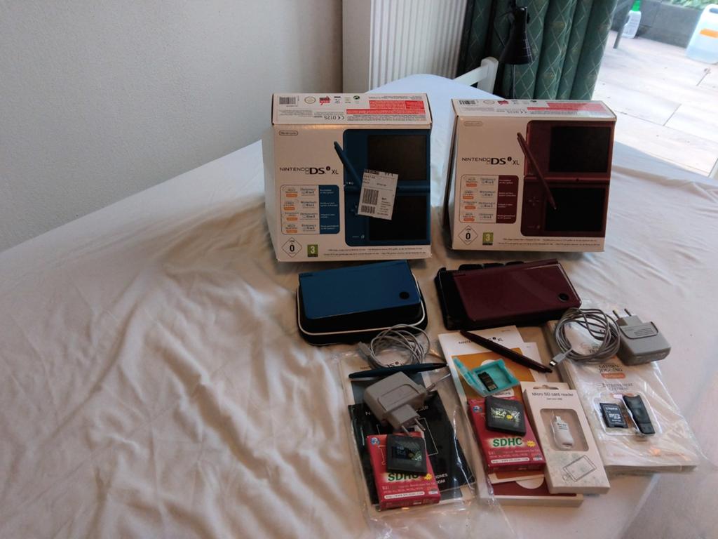 2x Nintendo DSi XL met accessoires en games, Spelcomputers en Games, Spelcomputers | Nintendo DS, Ophalen of Verzenden