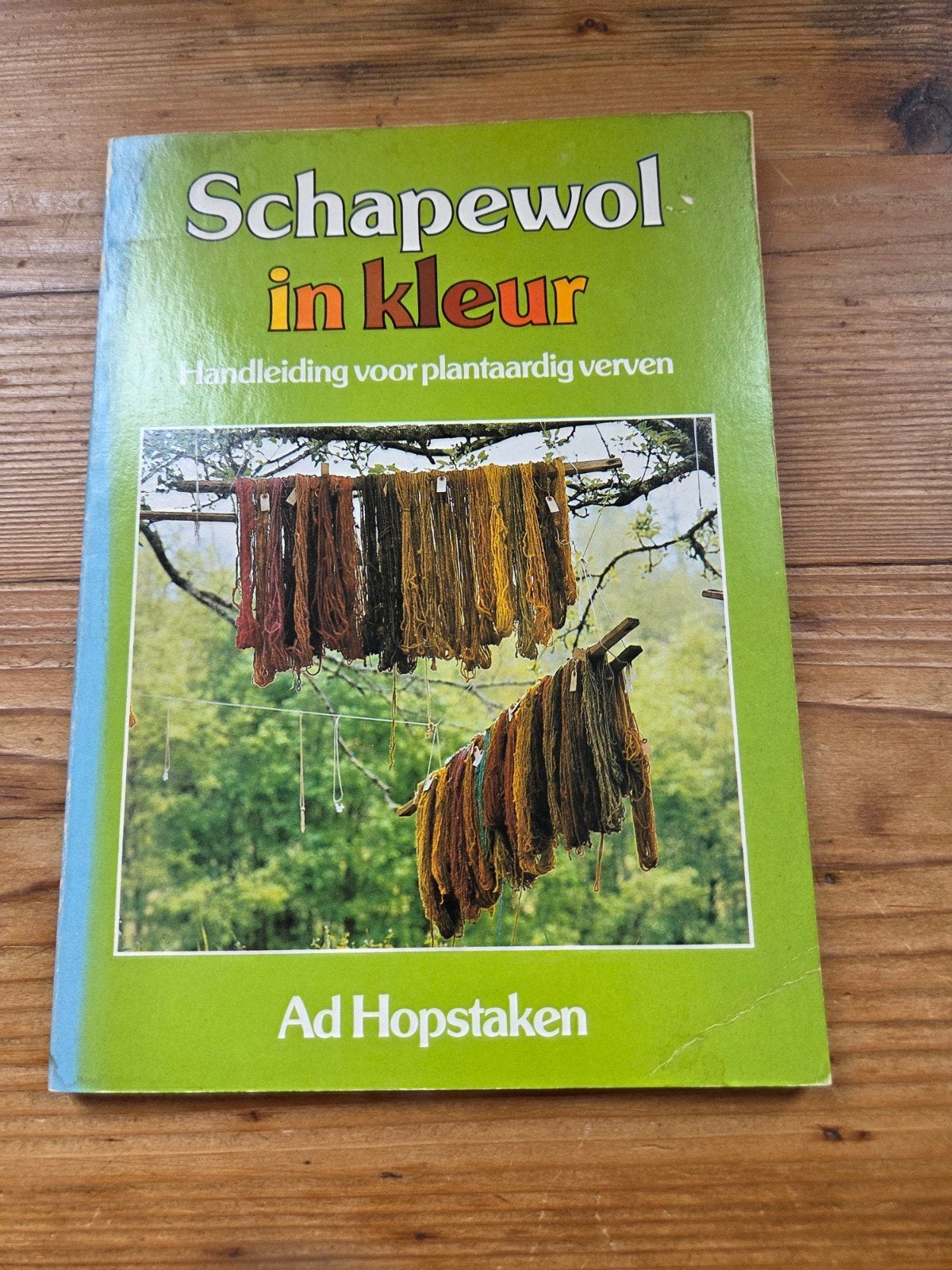 Schapewol in kleur - plantaardig verven - Ad Hopstaken, Ophalen of Verzenden, Gelezen, Overige onderwerpen, Ad Hopstaken
