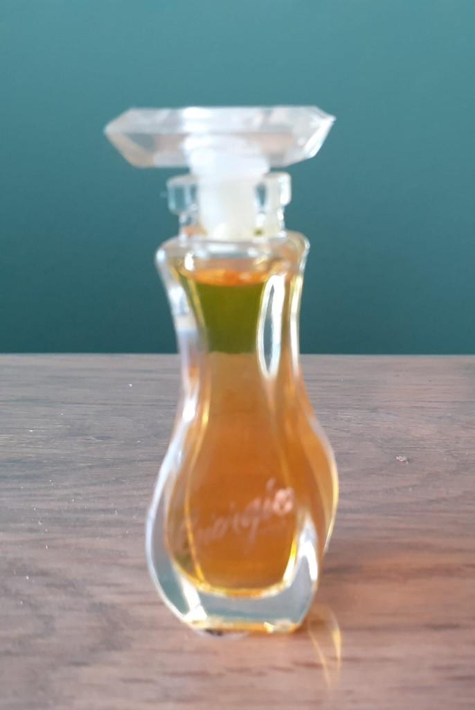 BEVERLY HILLS Miniatuur, Verzamelen, Parfumverzamelingen, Ophalen of Verzenden, Zo goed als nieuw, Miniatuur, Gevuld