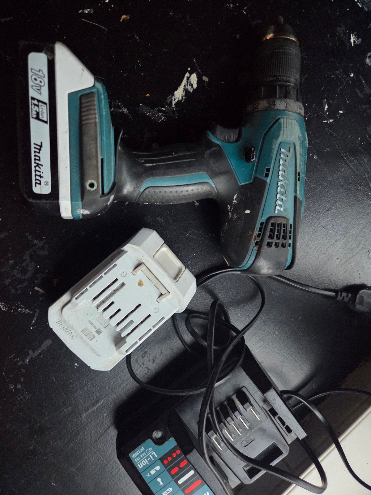 Makita 18V Accuboormachine met Lader en Accu, Gebruikt, Variabele snelheid, Ophalen of Verzenden, Boor- en Schroefmachine