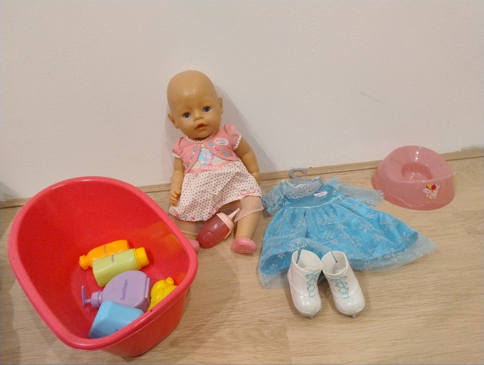 Baby Born plaspop met Elza kleding en badset, Ophalen of Verzenden, Zo goed als nieuw, Babypop