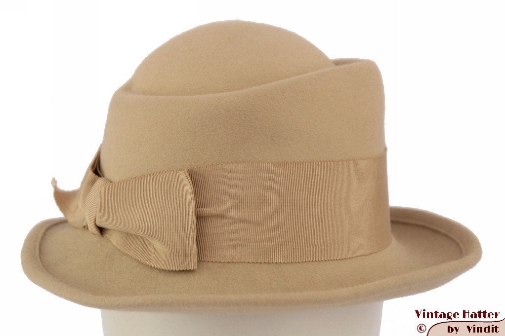 Vintage Dameshoed beige met draai 57 gratis verzenden in NL, Kleding | Dames, Hoeden en Petten, Ophalen of Verzenden, Gedragen