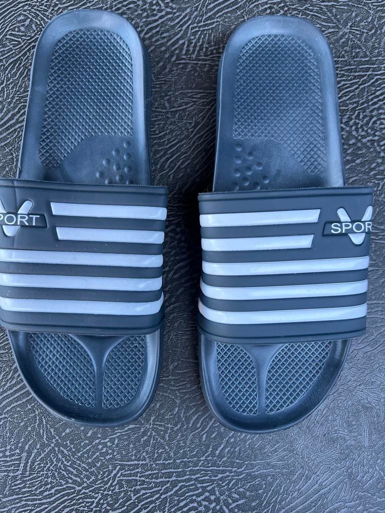 Sport Slippers Maat 45 - Comfortabel en Stijlvol NIEUW, Ophalen of Verzenden, Zo goed als nieuw, Zwart, Slippers