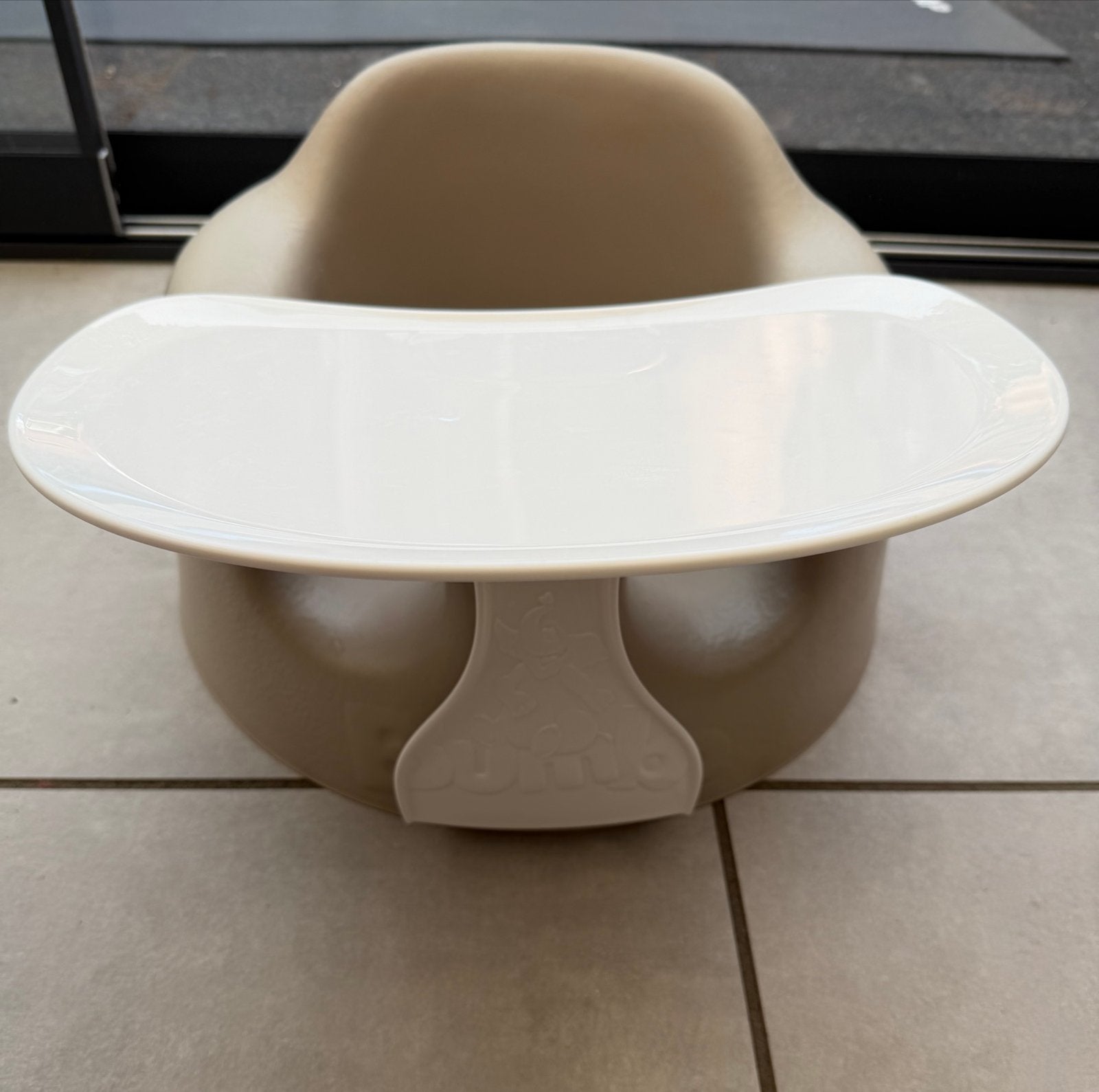 Bumbo vloerstoeltje met eetblad taupe - Zo goed als nieuw, Ophalen, Zo goed als nieuw, Overige typen, Afneembaar eetblad