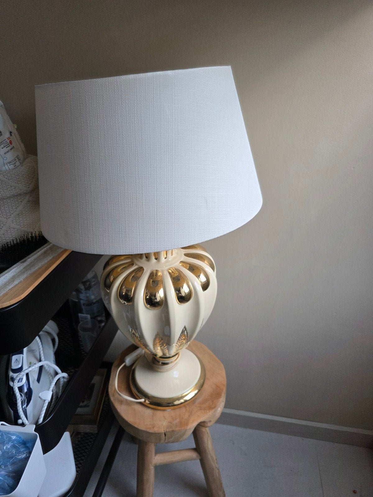 Vintage creme tafellamp met gouden accenten en lichte kap, Huis en Inrichting, Gebruikt, Vintage, Textiel, Met kap