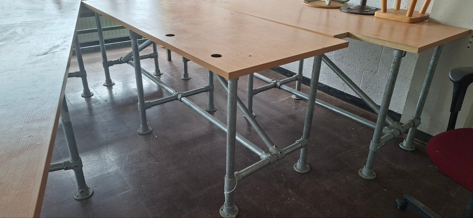 Grote werktafel/bureautafel met metalen onderstel, Huis en Inrichting, Gebruikt, Industrieel, robuust, 200 cm of meer, 50 tot 100 cm