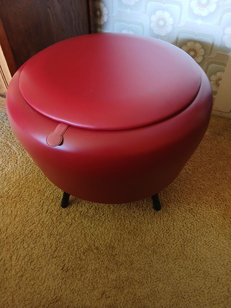 Vintage Jaren '60 Poef op Houten Pootjes - Rood, Minder dan 50 cm, Rond, Minder dan 50 cm, Zo goed als nieuw
