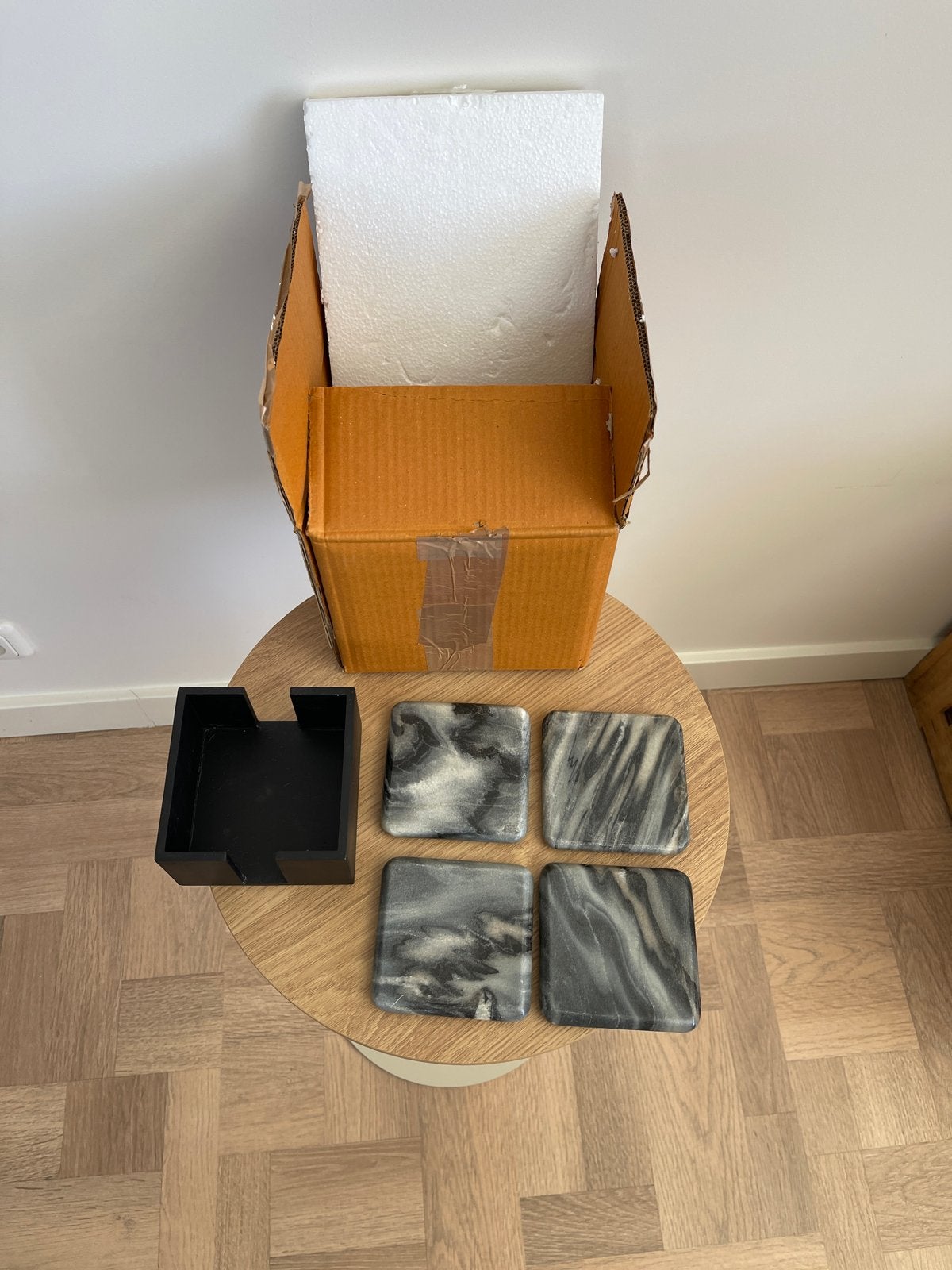 Set van 4 donker marmereren onderzetters met houder, Huis en Inrichting, Woonaccessoires | Onderzetters, Steen/keramiek, Glasonderzetter
