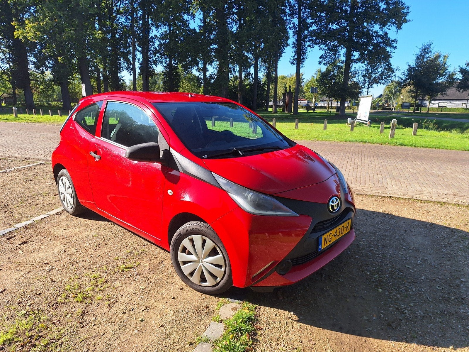 Toyota Aygo 1.0 12V Vvt-i 3DRS 2017 Rood, Voorwielaandrijving, 4 stoelen, Origineel Nederlands, Handgeschakeld