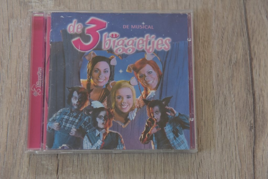 STUDIO 100 -- DE MUSICAL DE 3 BIGGETJES met K3, Inclusief boekje, Verzenden, Zo goed als nieuw, 3 tot 5 jaar
