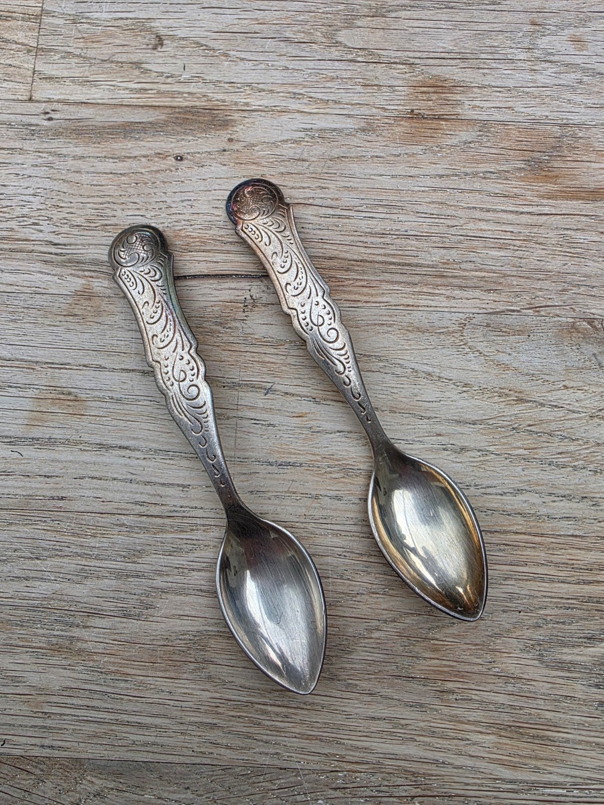 Set van 2 Antieke Verzilverde Lepels met Sierlijk Handvat, Ophalen of Verzenden