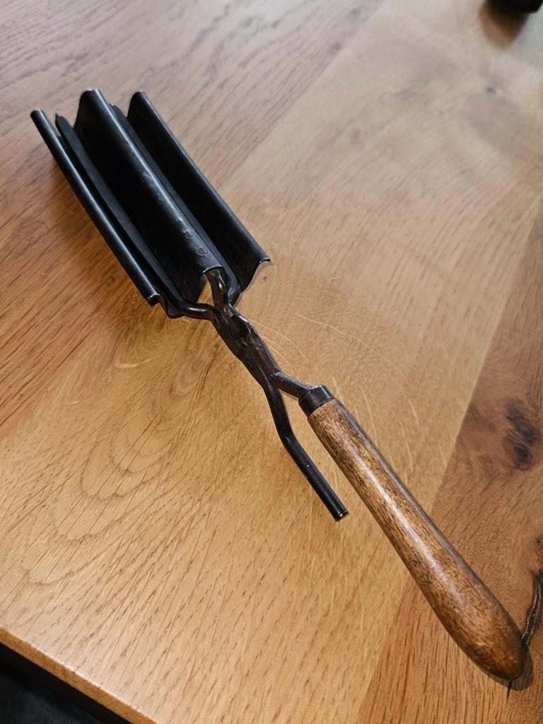 Antieke krultang met houten handvat, Ophalen of Verzenden
