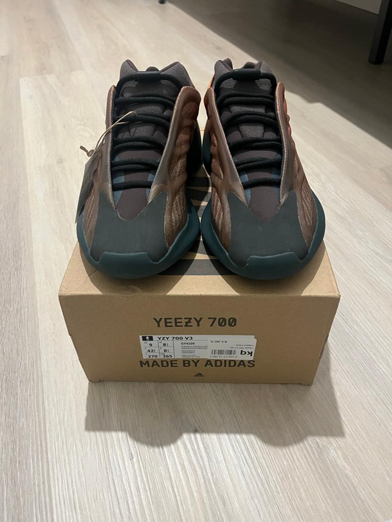 Adidas Yeezy Boost 700 V3 Copper Fade Maat 42 2/3, Kleding | Heren, Schoenen, Ophalen of Verzenden, Nieuw, Overige kleuren, Sneakers of Gympen