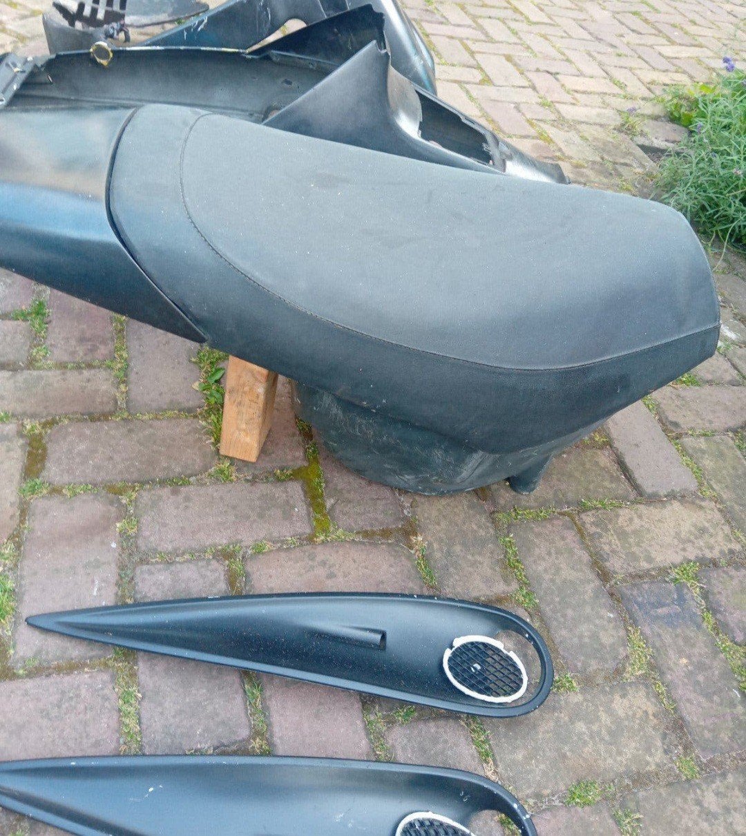 buddyseat met helmbak Malaguti F12, Fietsen en Brommers, Brommeronderdelen | Scooters, Ophalen of Verzenden, Gebruikt, Zadel, Overige merken