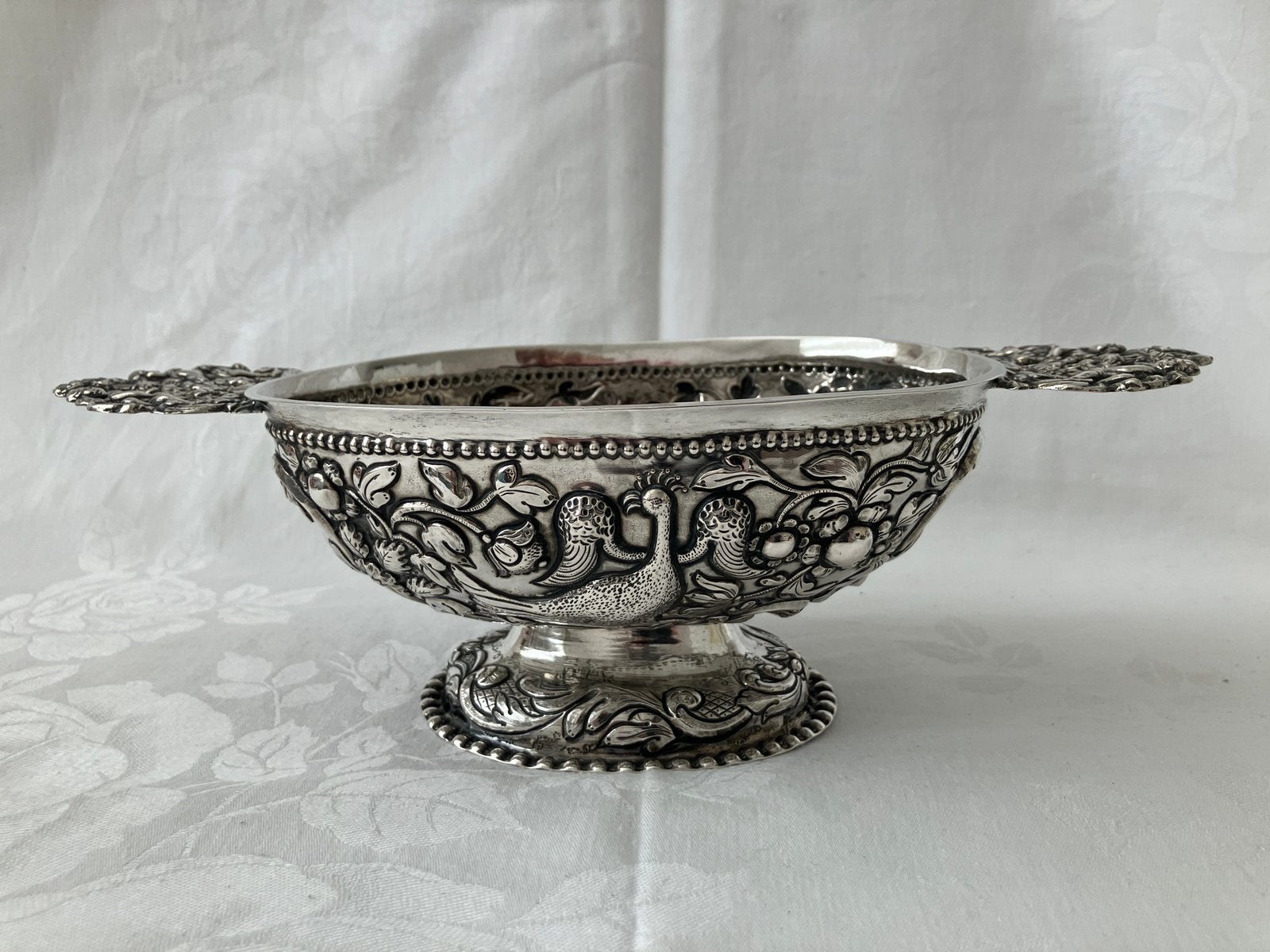 Antieke zilveren brandewijnkom met pauwen en bloemen, Verzenden, Zilver