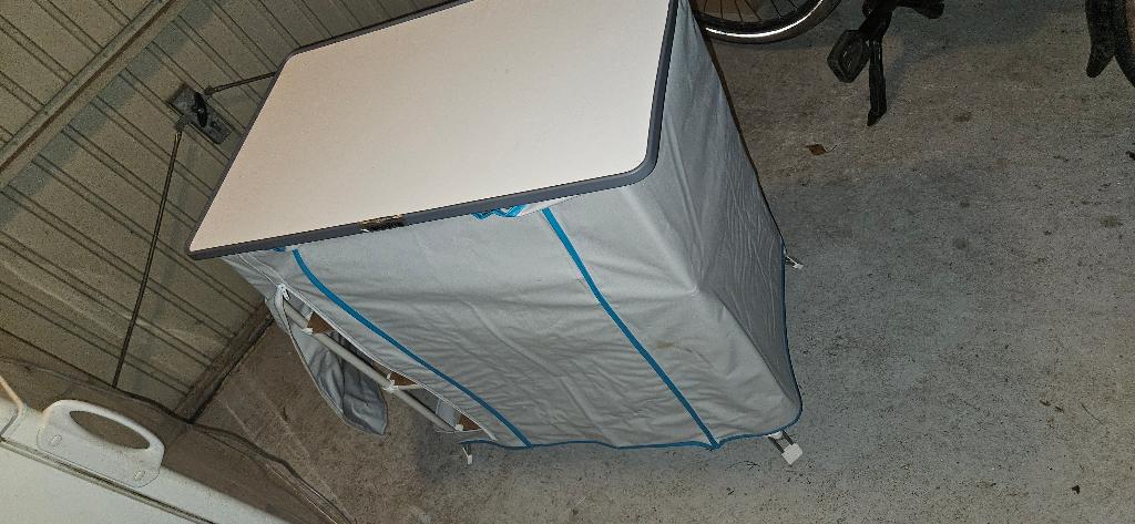 Camping tafel en kast ineen 80 CM hoog 70 CM breed4 planken, Ophalen of Verzenden, Zo goed als nieuw, Campingtafel