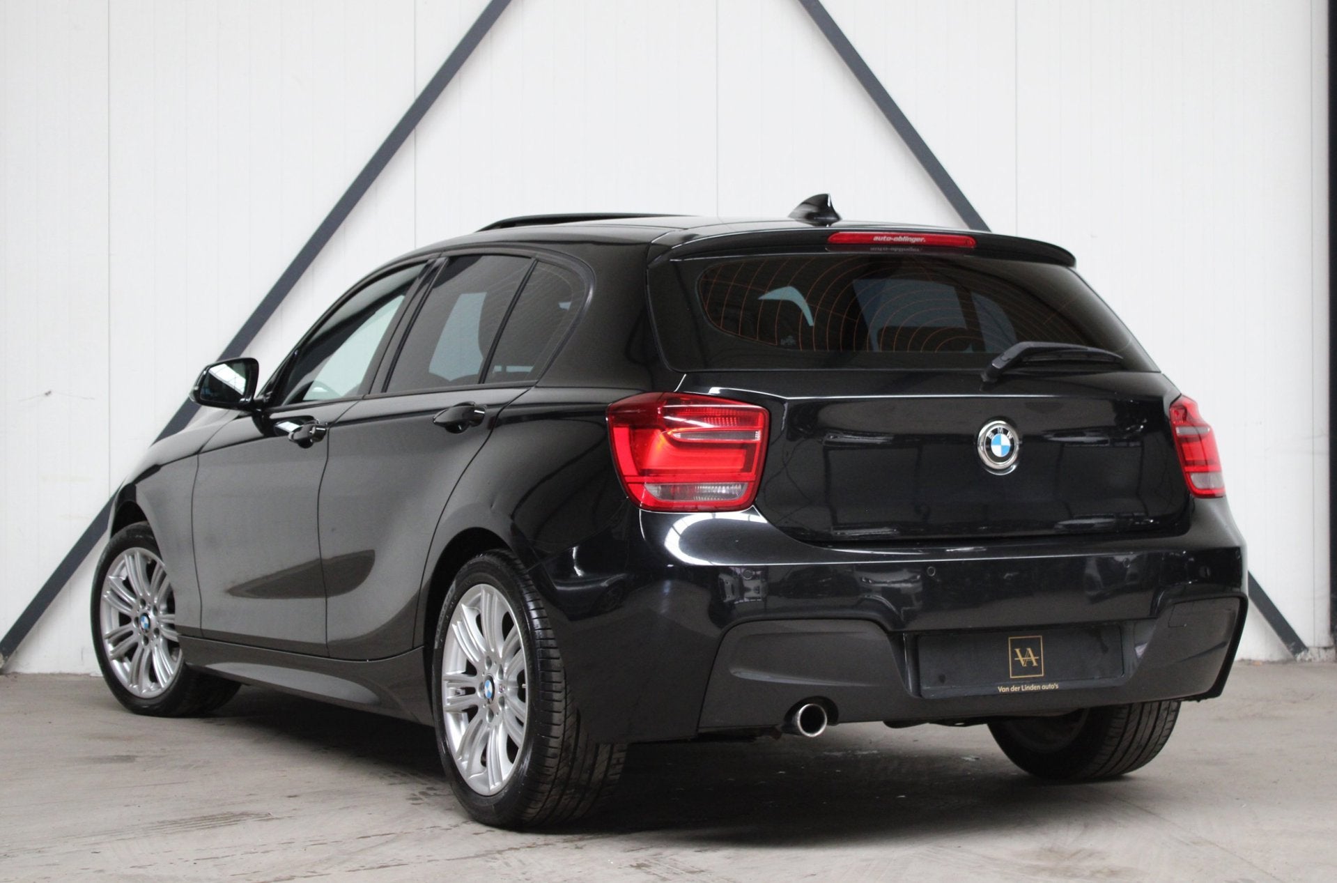 BMW 1-serie 116i M-Sportpakket l Dakraam l Xenon l Groot NAV, Auto's, Gebruikt, 4 cilinders, Alcantara, Zwart