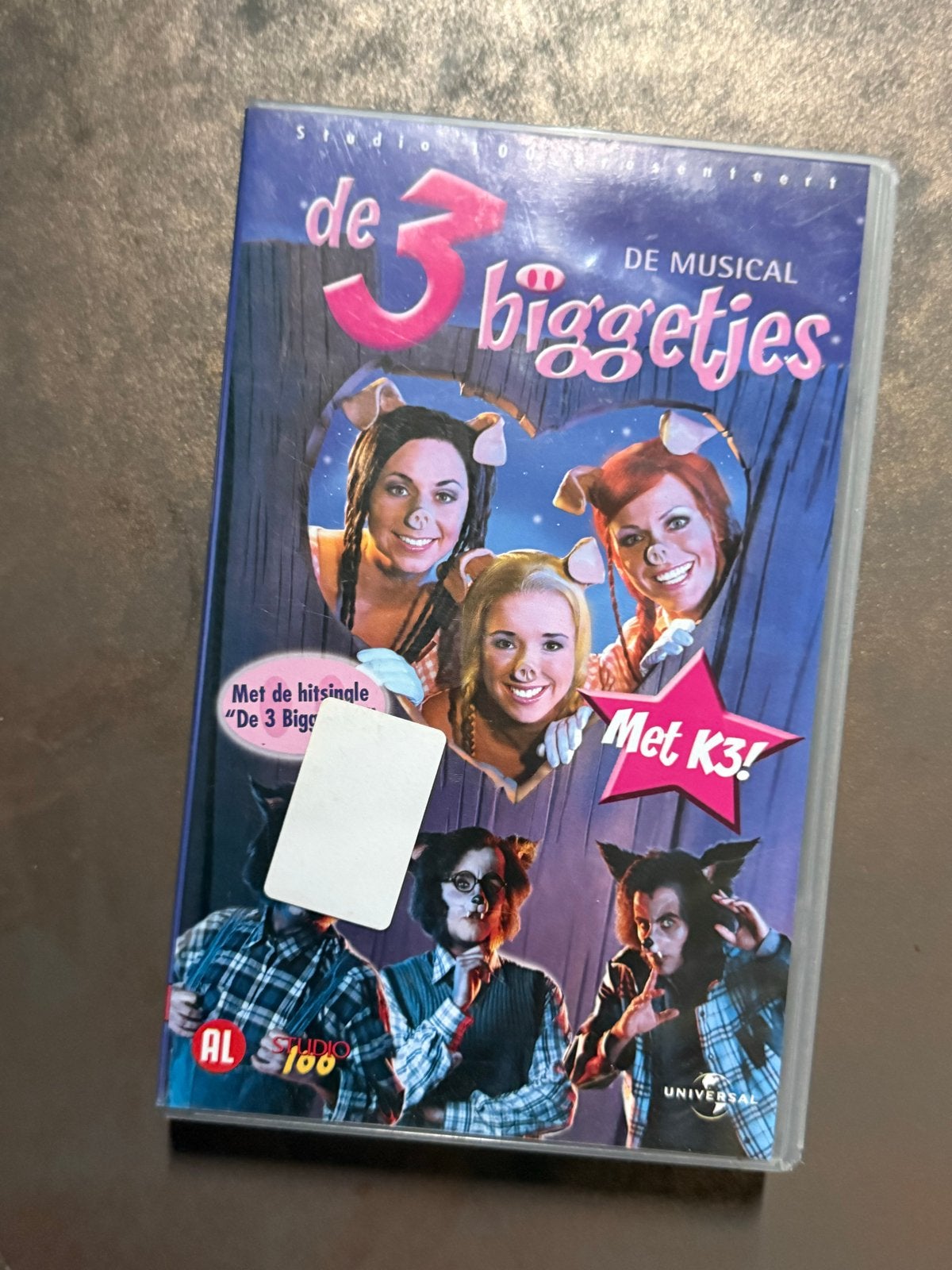K3 - De 3 Biggetjes (De Musical) VHS, Gebruikt, Alle leeftijden, Kinderfilm, VHS