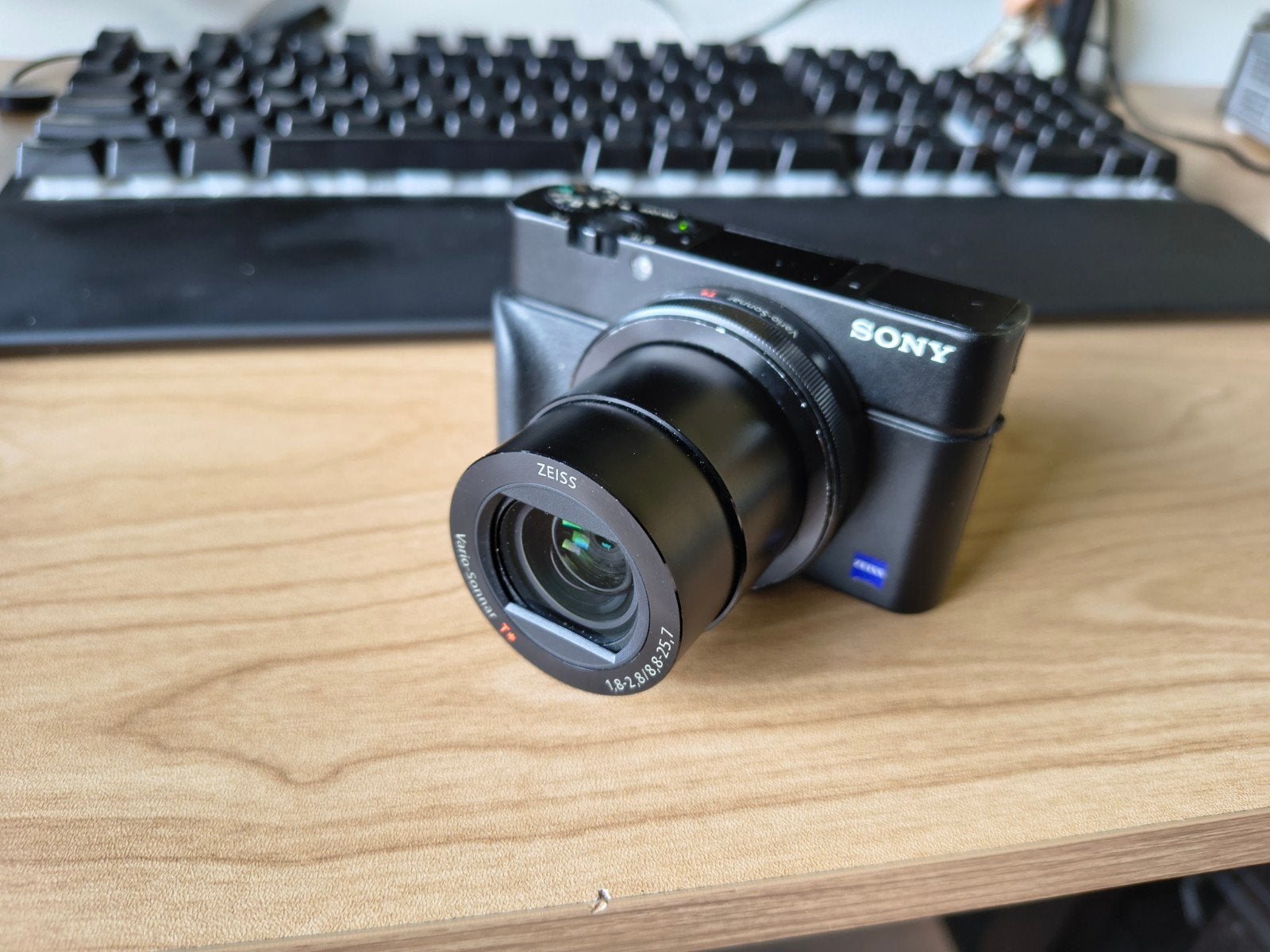 Netjes Sony RX100 III Compact Camera met Sony AG-R2B grip, Ophalen of Verzenden, Zo goed als nieuw, Sony