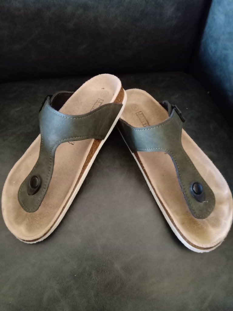 Teenslippers Arrested maat 35, Jongen of Meisje, Overige typen, Ophalen of Verzenden, Zo goed als nieuw
