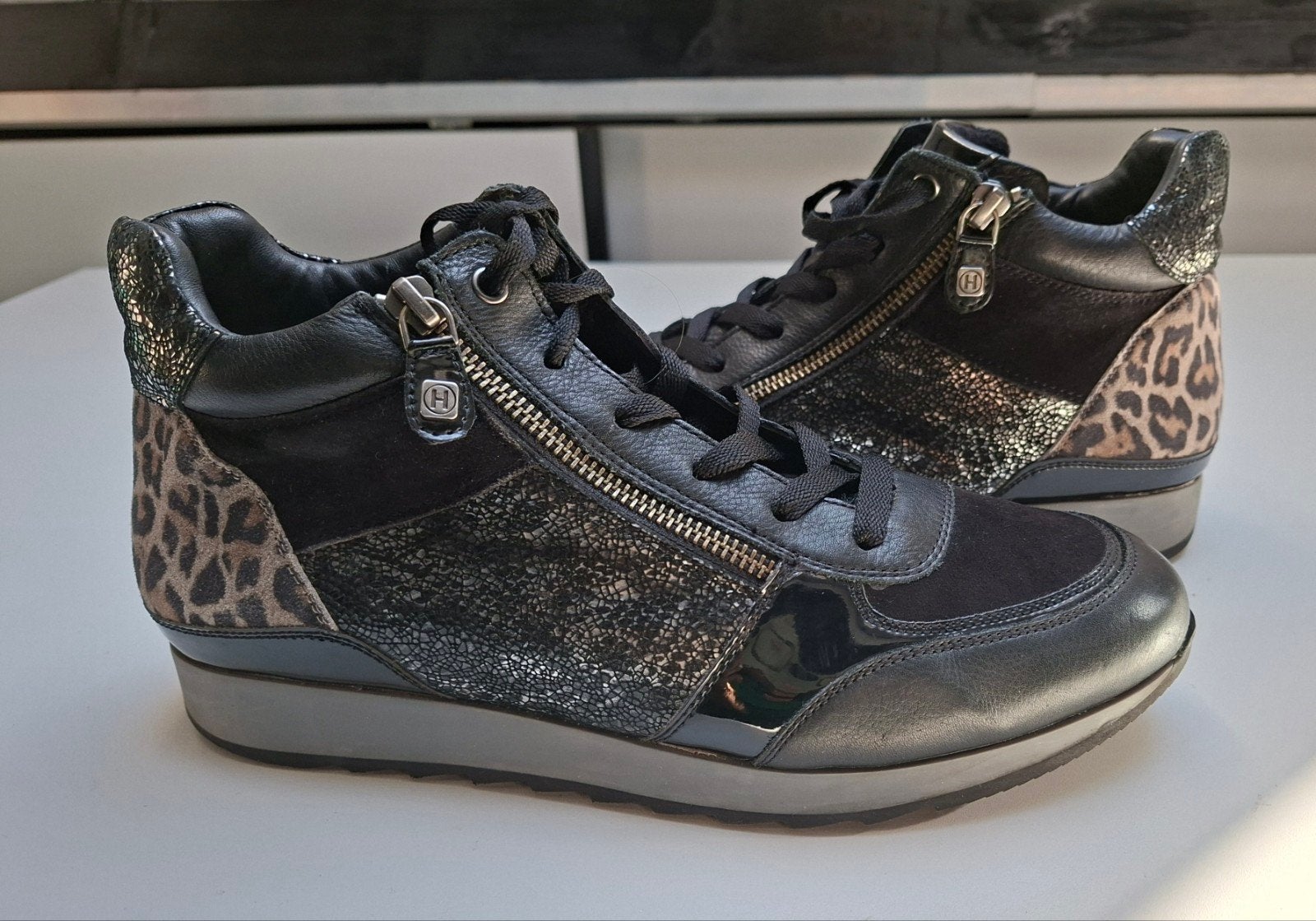 Helioform zwarte Sneakers/Boots maat 41, Kleding | Dames, Schoenen, Ophalen of Verzenden, Zo goed als nieuw