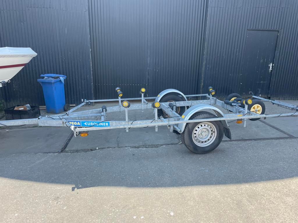 Nette Pega 1350 kilo euroliner, Watersport en Boten, Boottrailers, Ophalen, Zo goed als nieuw, Minder dan 6 meter, Met rollen