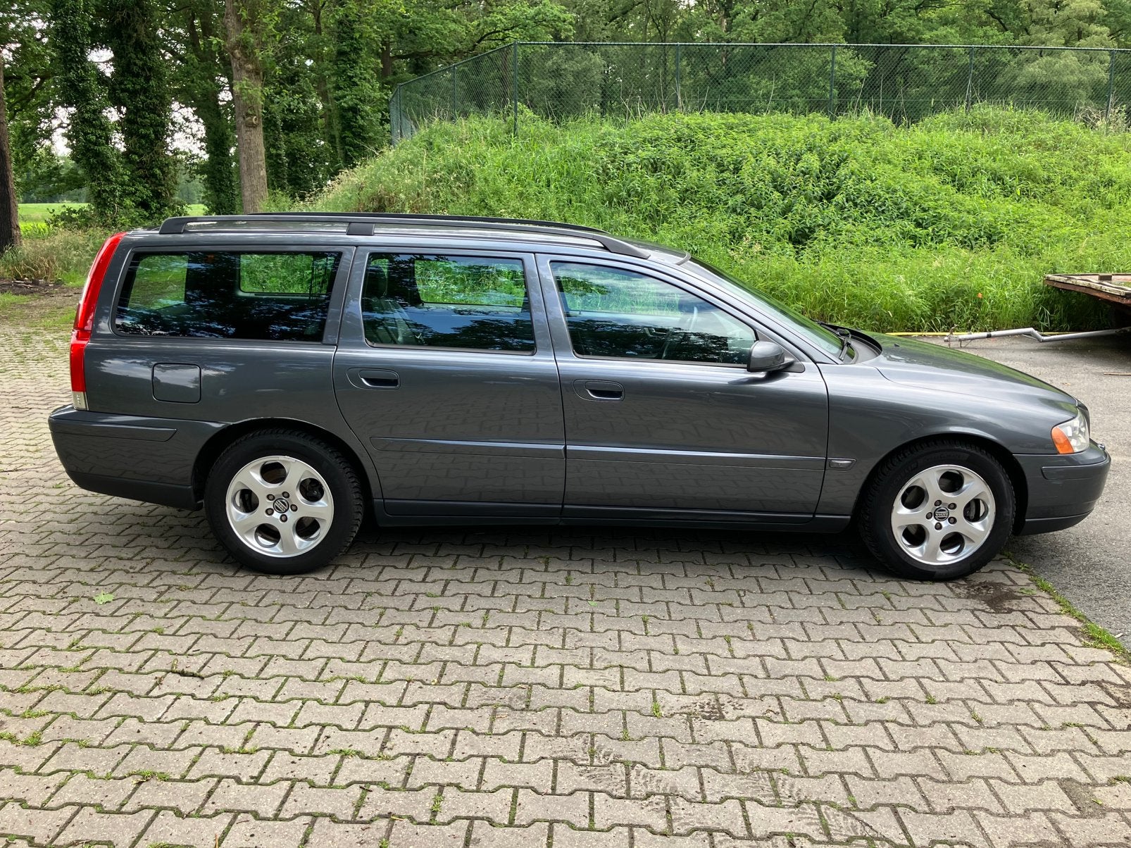 Volvo V70 2.4 140PK 2005 Grijs nieuwe APK, Voorwielaandrijving, 1800 kg, Stationwagon, 129 €/maand
