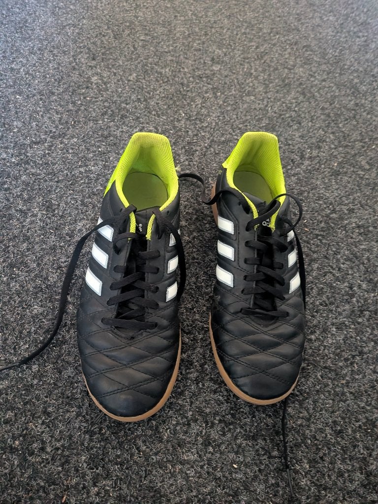 Zaalvoetbalschoenen adidas maat 40, Ophalen, Maat XS of kleiner, Schoenen, Zo goed als nieuw