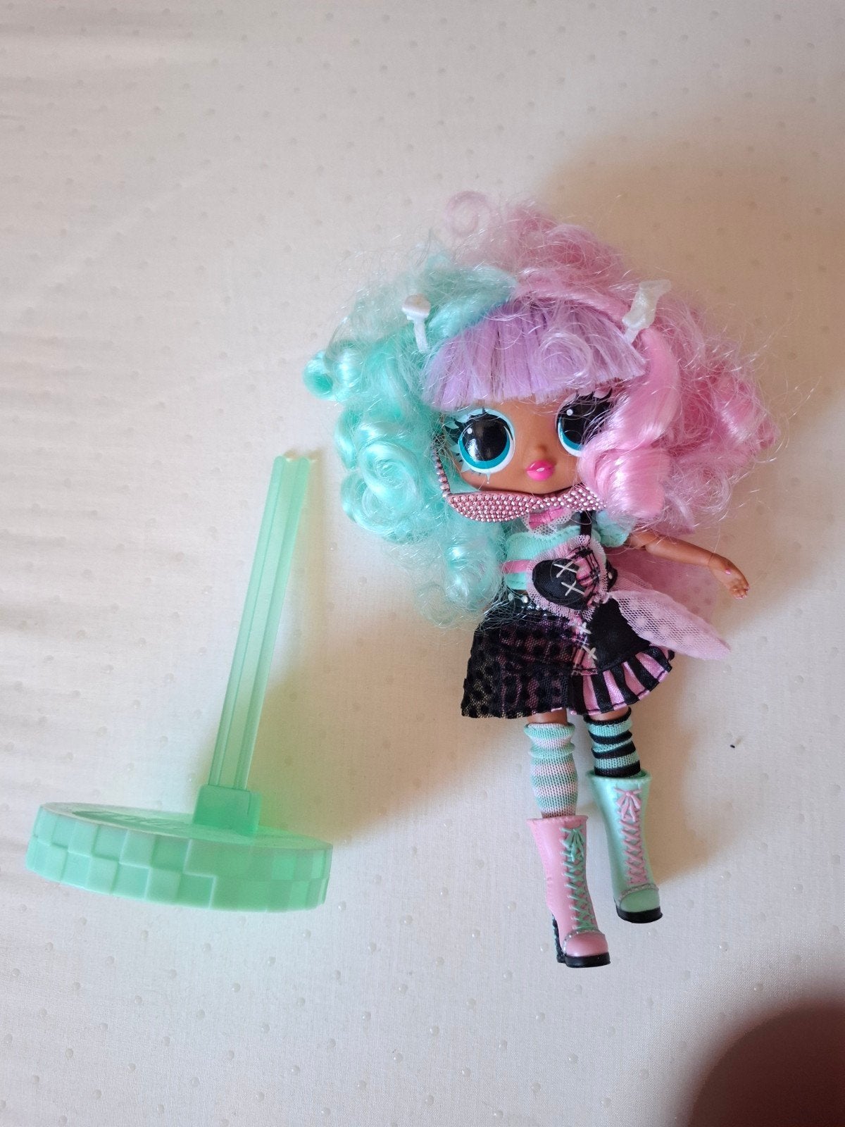 LOL Surprise OMG pop met standaard - roze/blauw haar, Ophalen