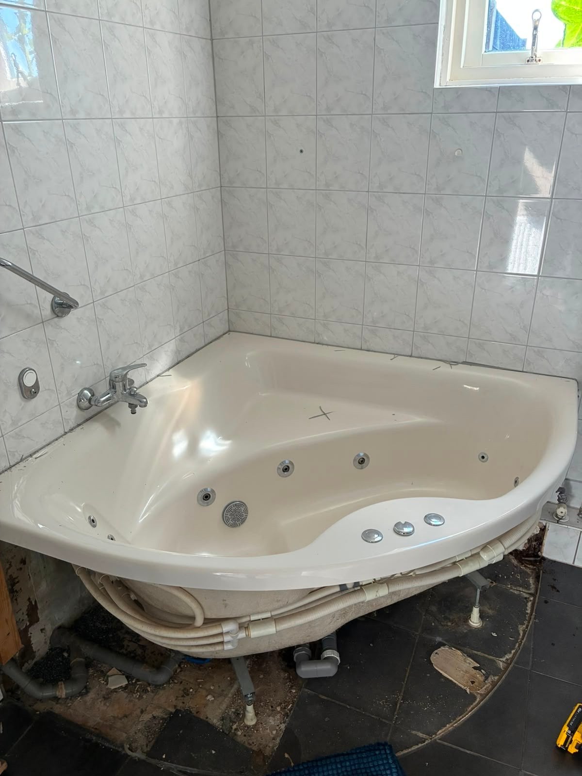 Gratis: Hoekbad 140x140 met whirlpool functie - Gebruikt, Ophalen, Gebruikt, Met bad