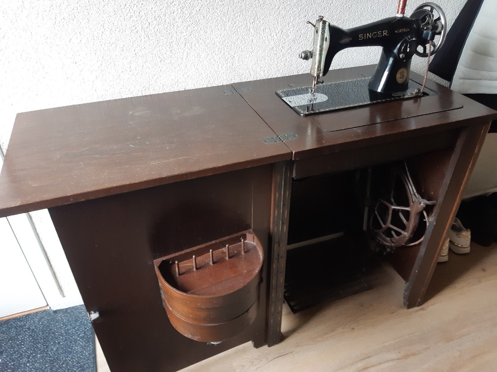 naaimachine op tafel, Ophalen