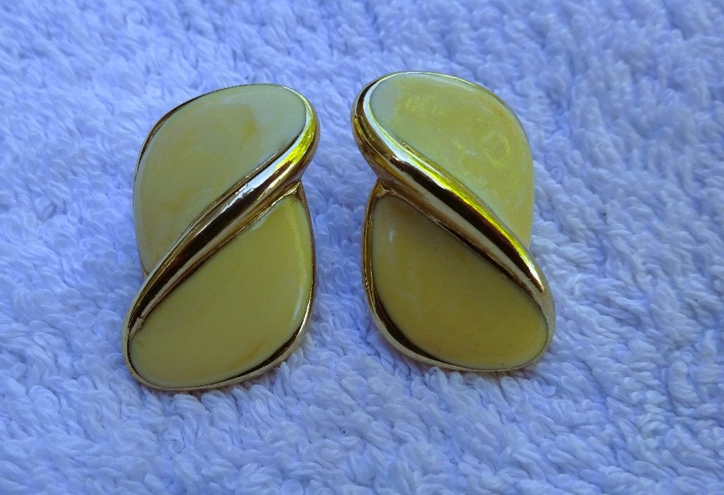 Licht gele oorstekers met goudkleurig diagonaal, Sieraden, Tassen en Uiterlijk, Oorbellen, Overige materialen, Gebruikt, Verzenden