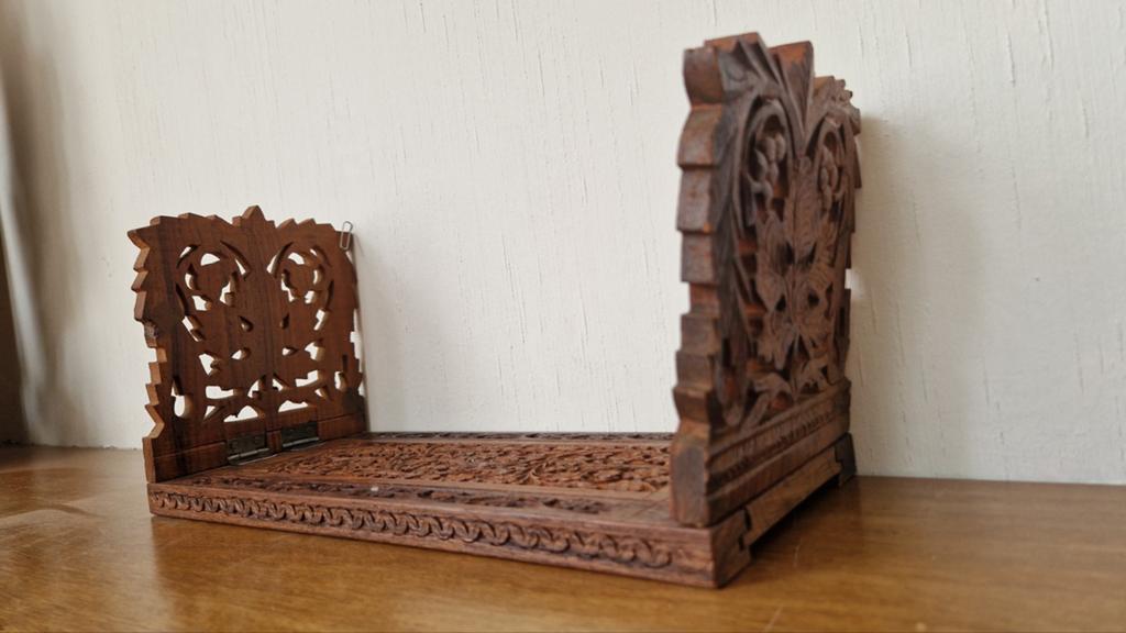 Vintage houten boekensteun met handgesneden bloemmotieven, Antiek en Kunst, Ophalen of Verzenden