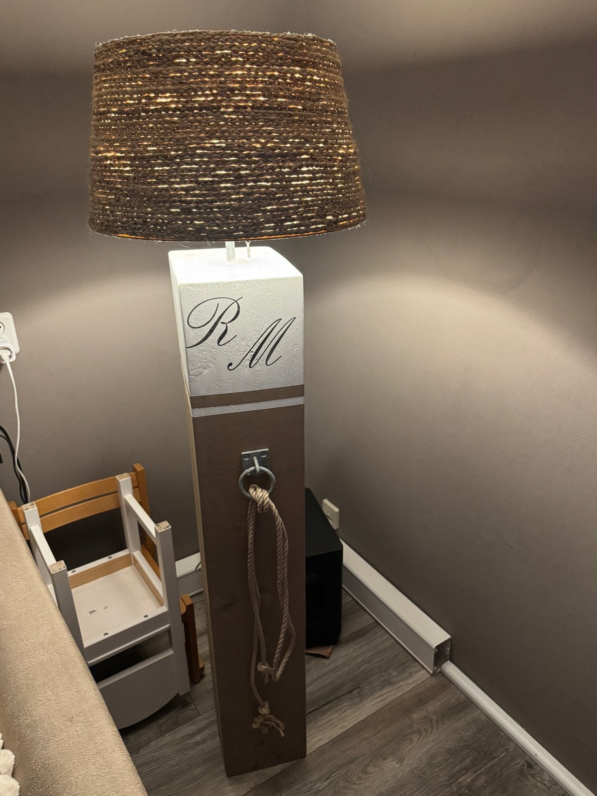 Meerpaal schemerlamp met Riviera Maison details, 100 tot 150 cm, Zo goed als nieuw, Hout, E27 (groot)