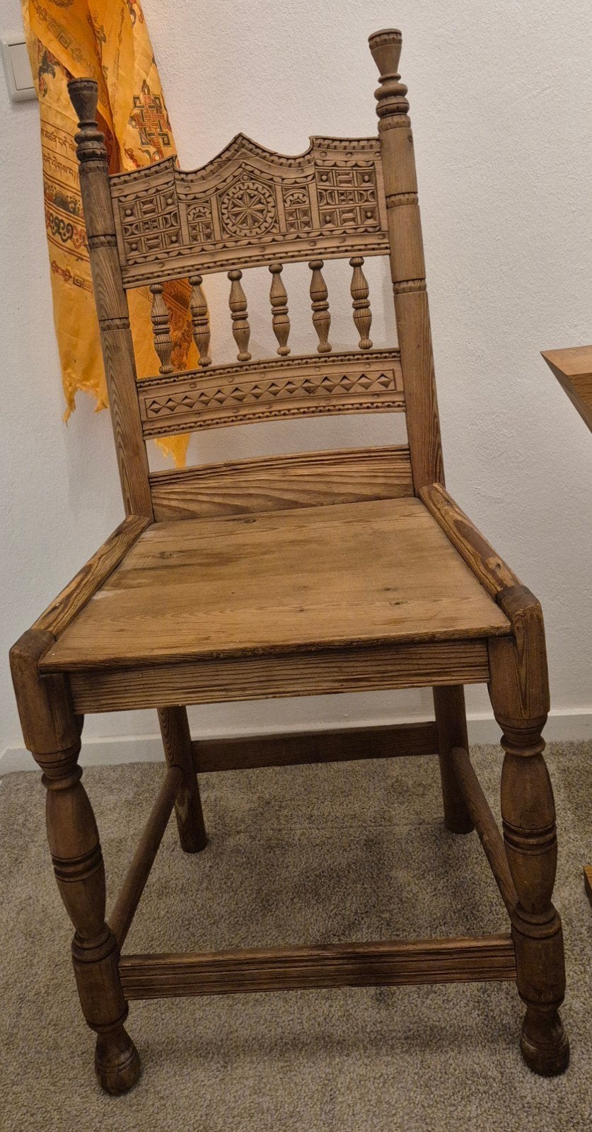Antieke stoel met karakteristiek orgineel houtsnijwerk, Ophalen of Verzenden