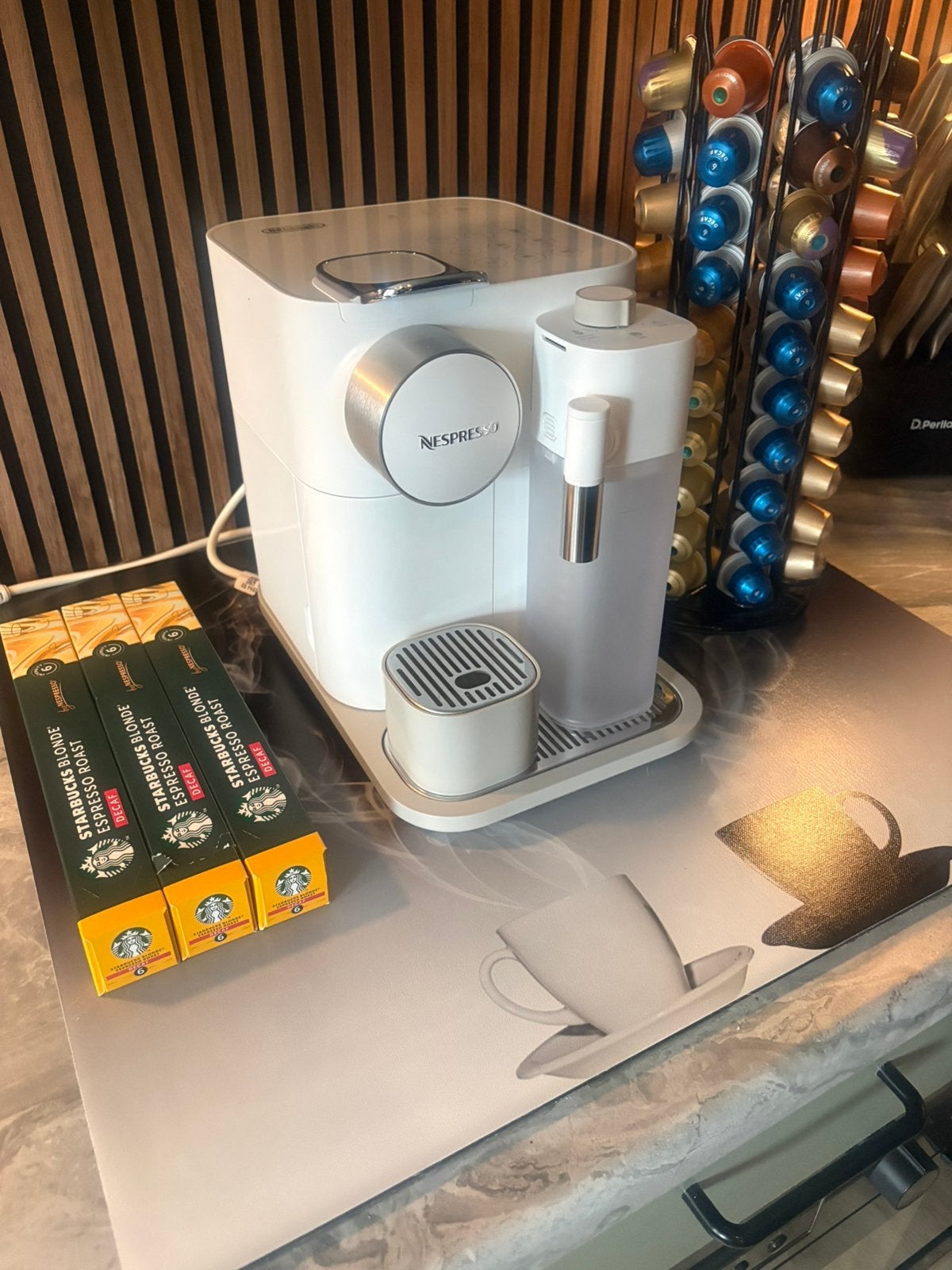 Delonghi nespresso Gran lattissima EN640.W, Koffiepads en cups, Ophalen of Verzenden, 2 tot 4 kopjes, Afneembaar waterreservoir