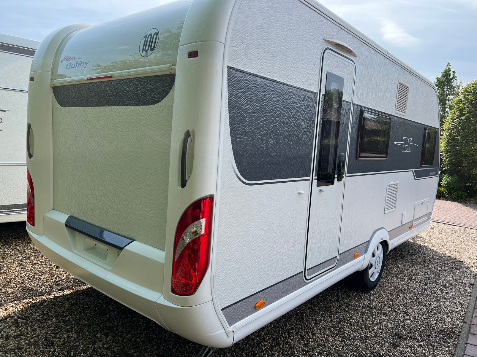 Hobby 490 KMF | 2017|Stapelbed|Brand voortent | XXL koelkast, Caravans en Kamperen, Stapelbed, Hobby, Bedrijf, Treinzit