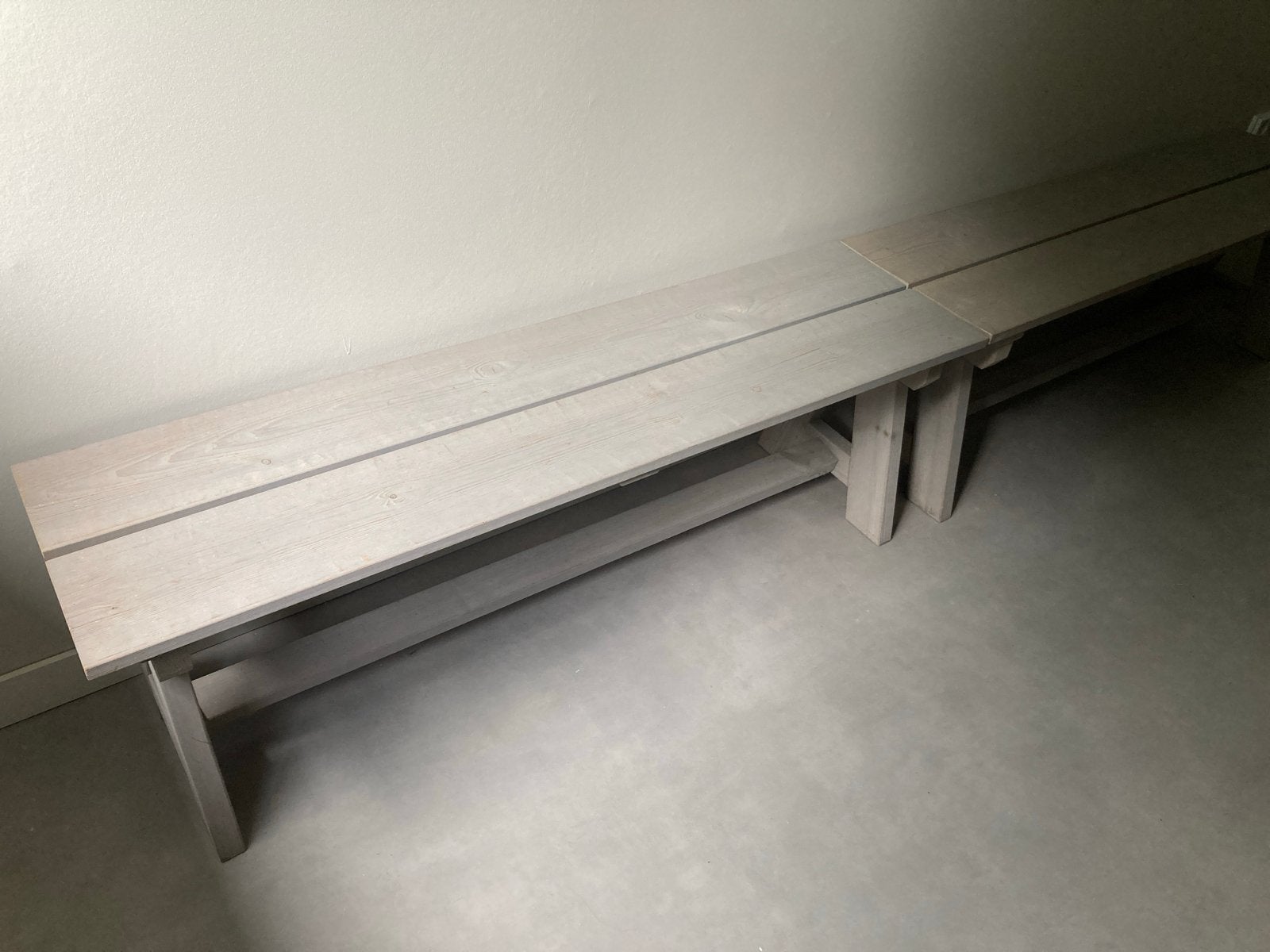 Twee lange houten banken met planken, lichtgrijs, Ophalen, Gebruikt, Hout
